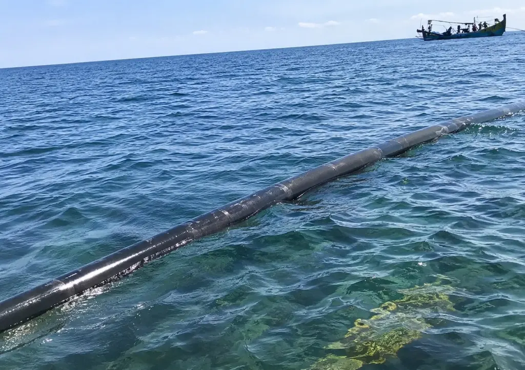 Penampakan pipa milik PT Fuyuan Biologi Technology yang membentang hingga ke tengah laut di perairan Banyuglugur, Kabupaten Situbondo, Jawa Timur.