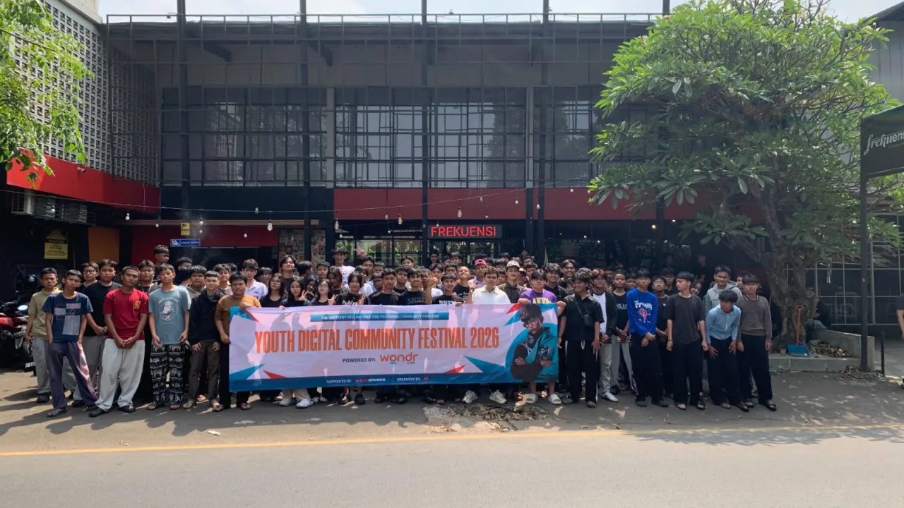Suasana pertandingan Free Fire dalam ajang Youth Digital Community Festival 2026 di Frekuensi Kitchen & Space, Grand Depok City, yang diikuti 64 tim dari berbagai daerah.