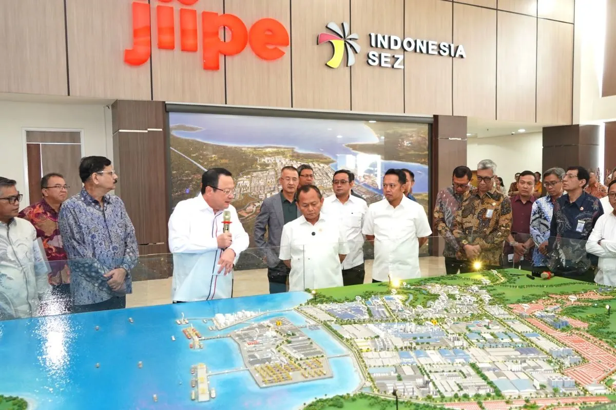 Menteri Perindustrian Republik Indonesia Muhammad Sarmuji dalam kunjungannya ke kawasan industri terintegrasi Java Integrated Industrial and Ports Estate (JIIPE), Jumat (16/10/2026).