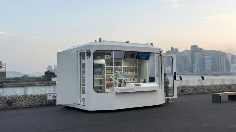 Sebuah toko robot otonom sepenuhnya di tepi laut Hung Hom.