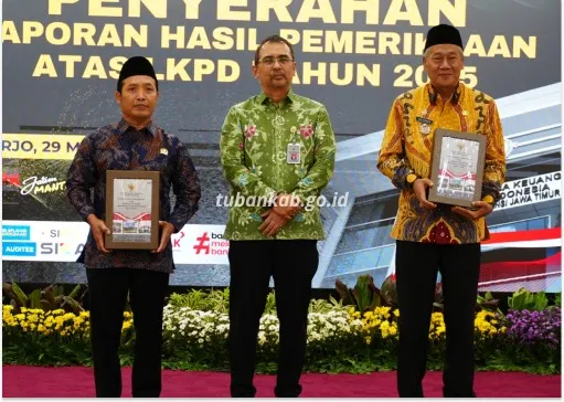 Ketua DPRD Tuban Sugiantoro bersama Wakil Bupati Tuban saat menerima LHP BPK RI atas LKPD 2025 dengan raihan WTP ke-11.