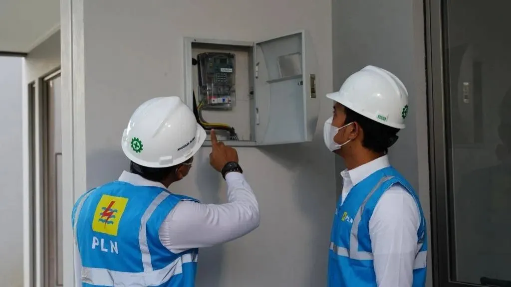 Ilustrasi petugas PLN saat melakukan pemeriksaan instalasi listrik di tengah proses pemulihan sistem kelistrikan Jawa Timur.