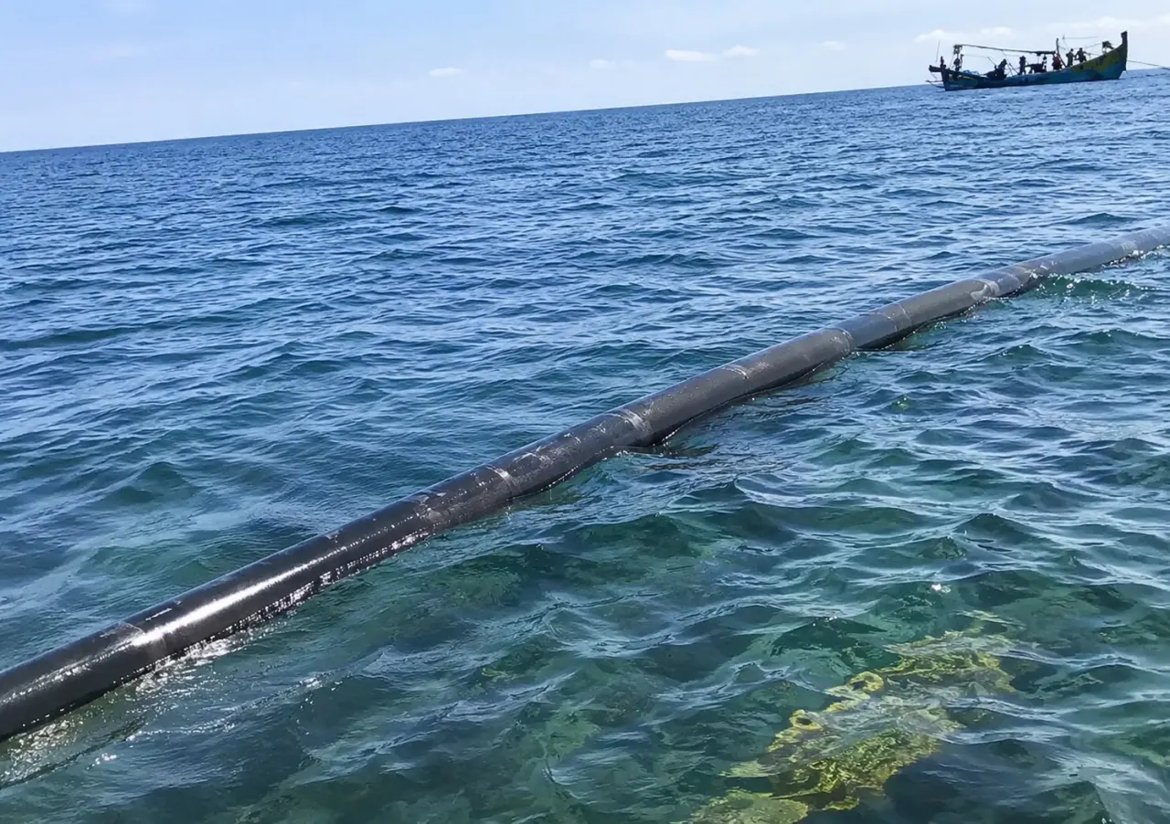 Penampakan pipa milik PT Fuyuan Biologi Technology yang membentang hingga ke tengah laut di perairan Banyuglugur, Kabupaten Situbondo, Jawa Timur.