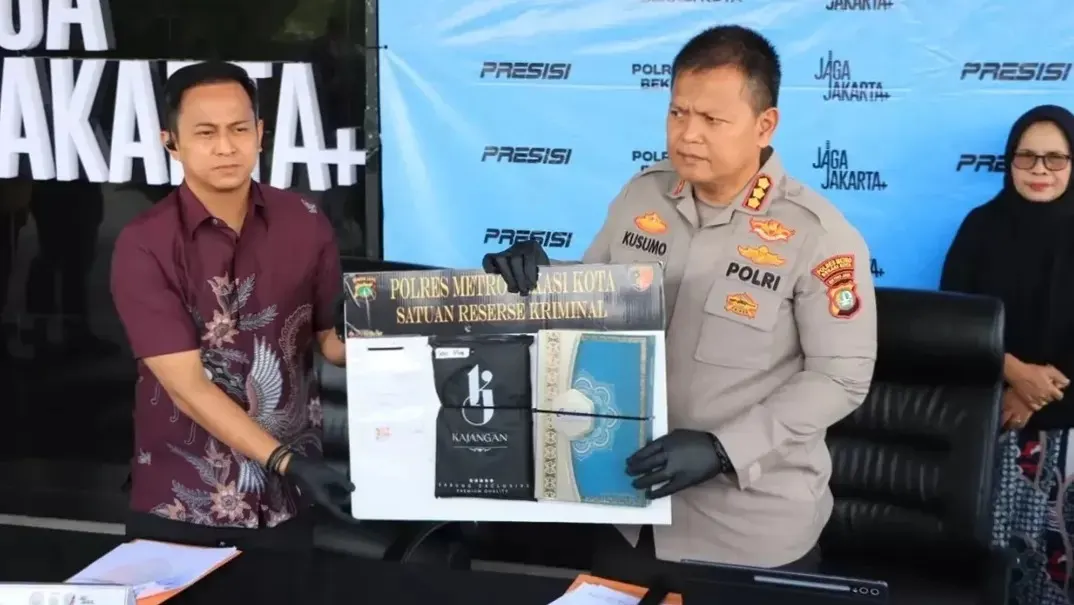 Kapolres Metro Bekasi Kota, Kombes Kusumo Wahyu, menunjukkan barang bukti kasus penipuan dalam konferensi pers di Mapolres Metro Bekasi Kota, Kamis (26/6/2026).
