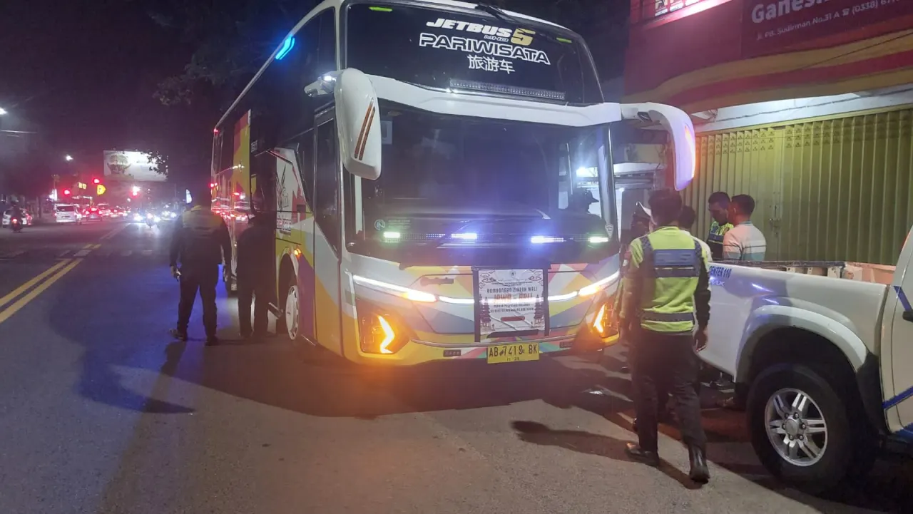 Bus pariwisata yang diduga ugal-ugalan di jalur Pantura Situbondo hingga akhirnya dihentikan Satlantas Polres Situbondo.