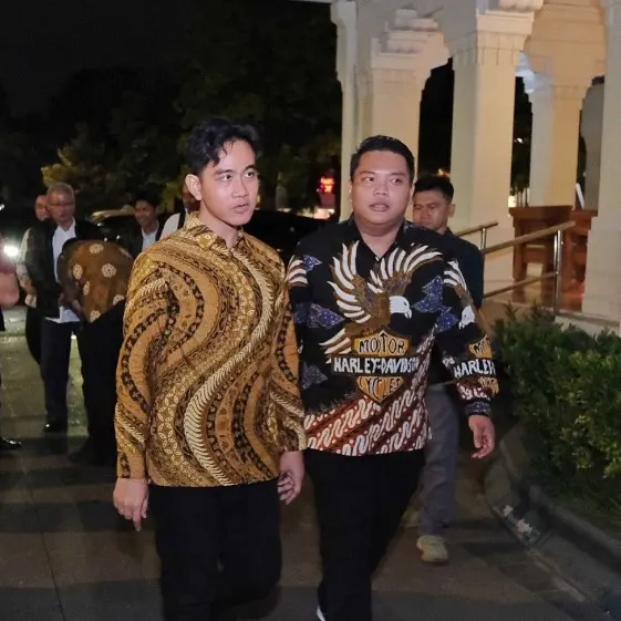Yudha WK Putra (kanan), Komisaris PT Jasamarga Tollroad Operator, bersama Wakil Presiden Gibran Rakabuming Raka (kiri) saat berjalan bersama dalam sebuah agenda.