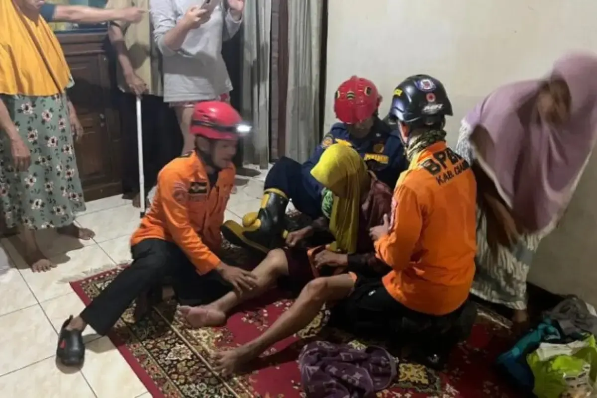 Petugas BPBD Ciamis melakukan proses evakuasi terhadap FB (62) yang dilaporkan terjatuh ke dalam sumur di wilayah Desa Imbanagara Raya, Ciamis, Kamis (18/6/2026).