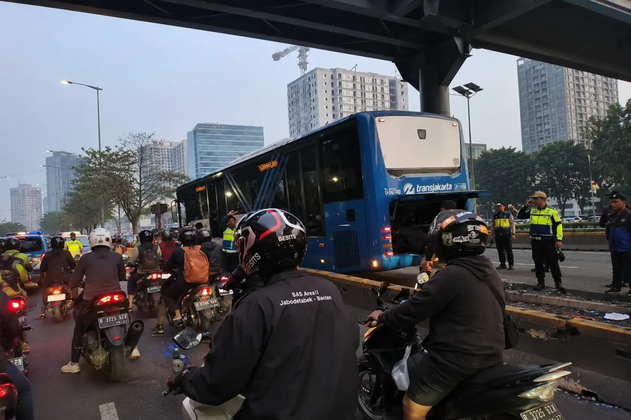 Bus TransJakarta dievakuasi usai menabrak separator busway di kawasan Cikoko, Jakarta Timur, Senin (22/6/2026).