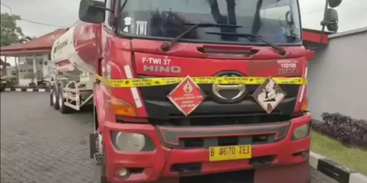Truk tangki pengangkut BBM milik Pertamina disegel aparat penegak hukum di area SPBU Genteng Wetan, Banyuwangi.