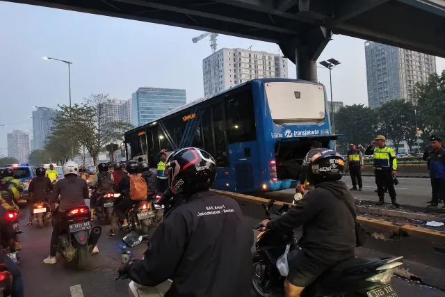 Bus Transjakarta Tabrak Separator di MT Haryono, Sopir Terluka dan Jalur Sempat Terganggu