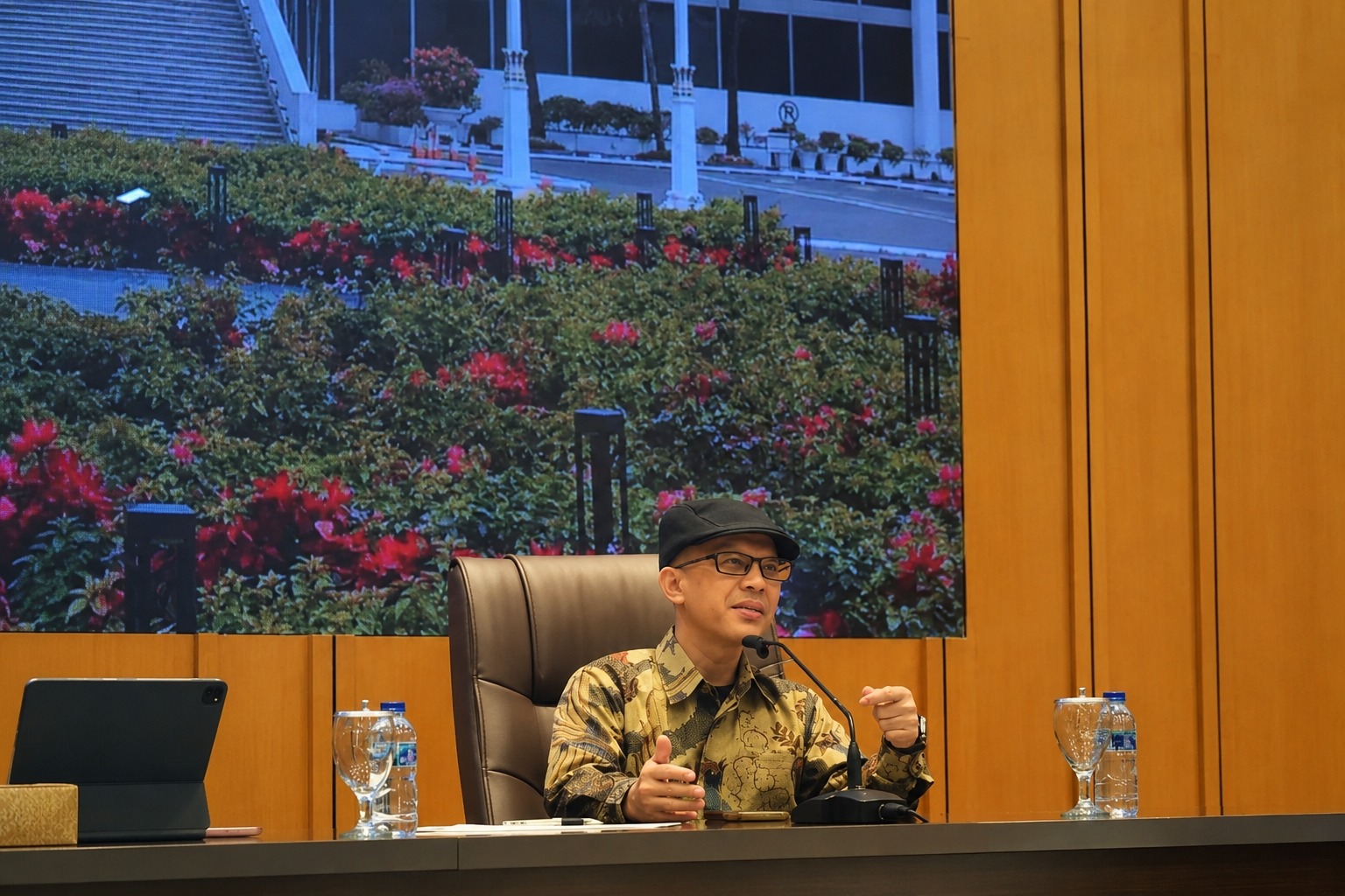 Pakar dan pengamat politik Ujang Komarudin yang resmi diangkat sebagai Komisaris Independen PT INKA melalui hasil Rapat Umum Pemegang Saham Luar Biasa (RUPSLB) Juni 2026.