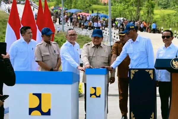 Presiden Prabowo Subianto meresmikan Program Inpres Jalan Daerah 2025 yang mencakup pembangunan dan peningkatan infrastruktur jalan di sejumlah daerah.