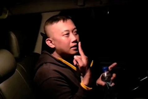 Taufik Hidayat usai ditangkap polisi terkait kasus dugaan penyekapan dan penganiayaan terhadap YTR.